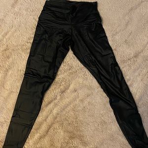 EUC Onzie Black shiny leggings size XS